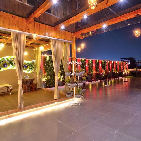 Newly Built Gold The Royal With Rooftop Restaurant - 2Mins Walk From New Delhi Rail Station & 5Mins From Connaught Place Esterno foto