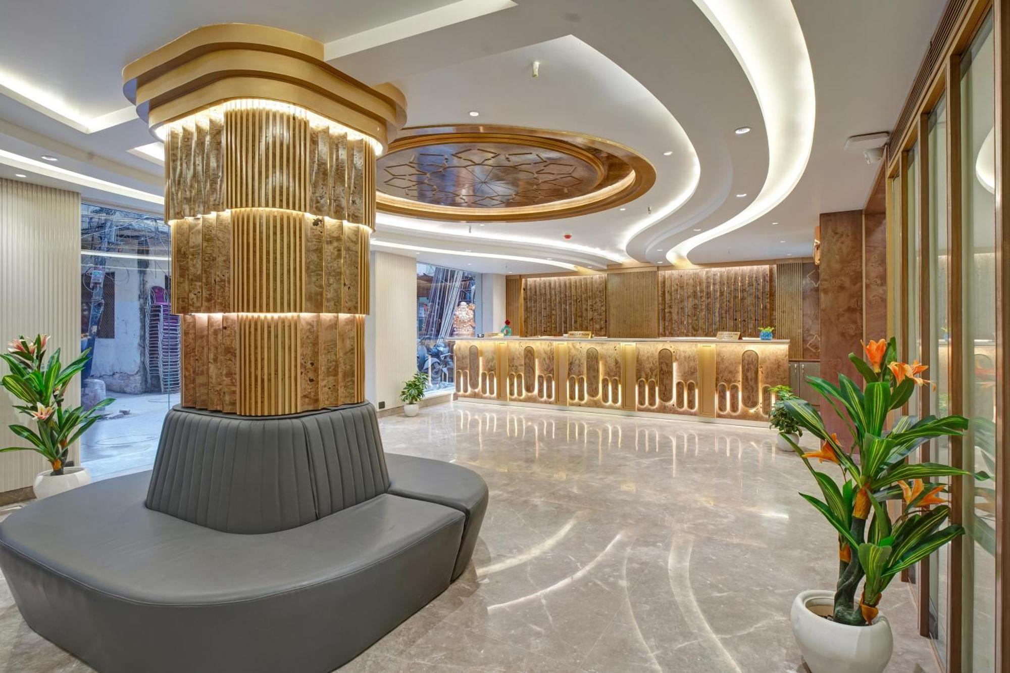 Newly Built Gold The Royal With Rooftop Restaurant - 2Mins Walk From New Delhi Rail Station & 5Mins From Connaught Place Esterno foto