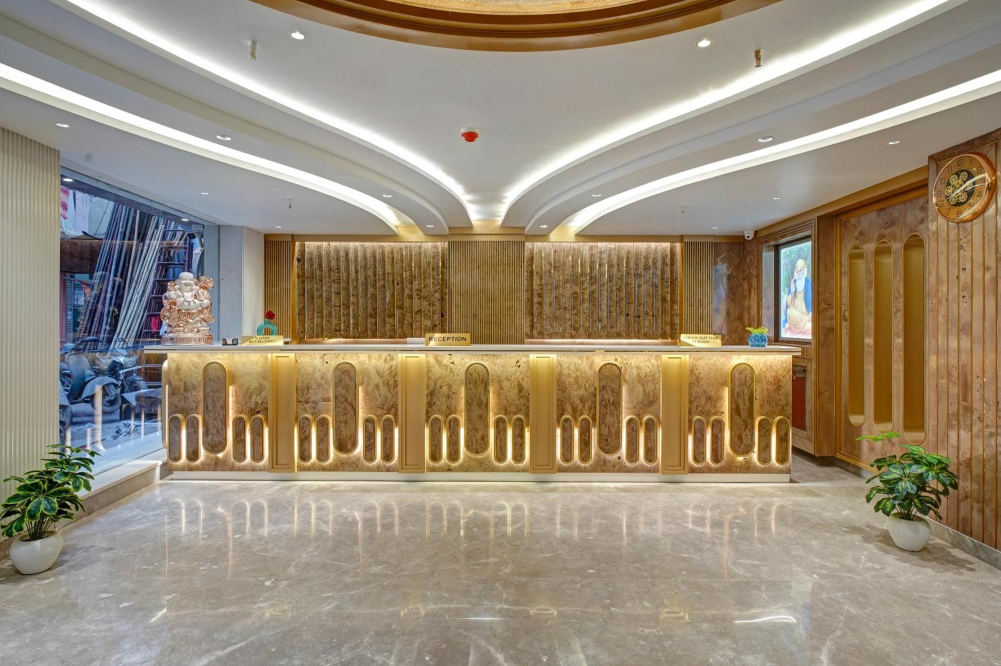 Newly Built Gold The Royal With Rooftop Restaurant - 2Mins Walk From New Delhi Rail Station & 5Mins From Connaught Place Esterno foto