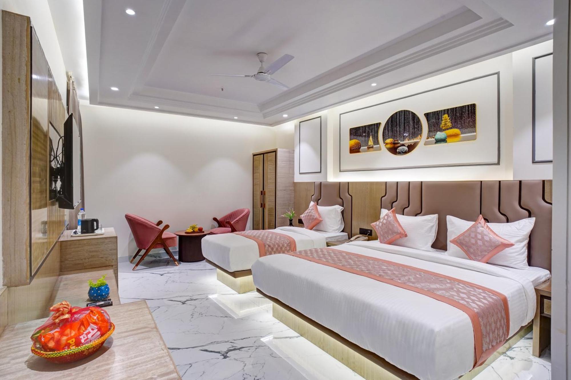Newly Built Gold The Royal With Rooftop Restaurant - 2Mins Walk From New Delhi Rail Station & 5Mins From Connaught Place Esterno foto