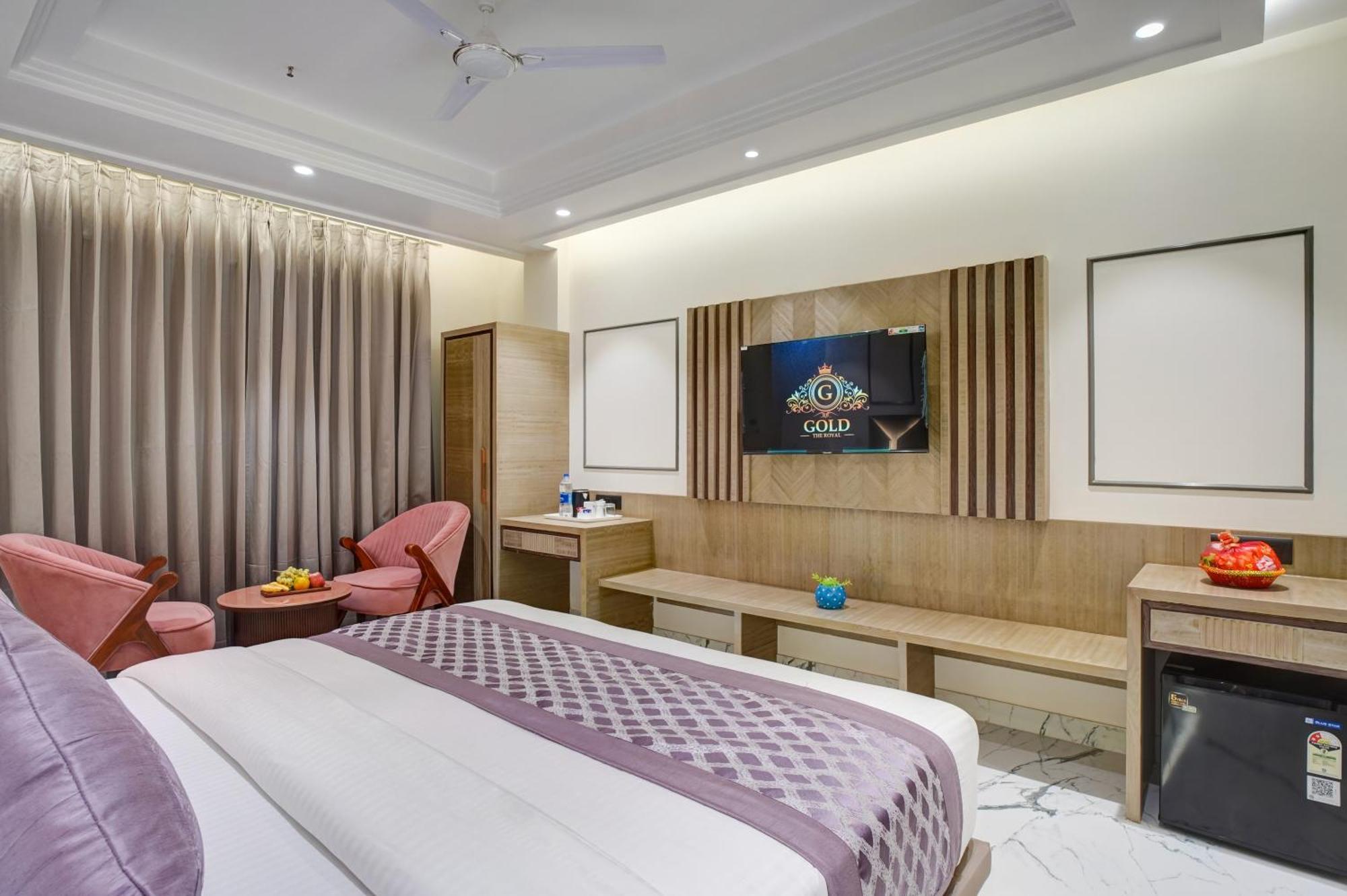 Newly Built Gold The Royal With Rooftop Restaurant - 2Mins Walk From New Delhi Rail Station & 5Mins From Connaught Place Esterno foto