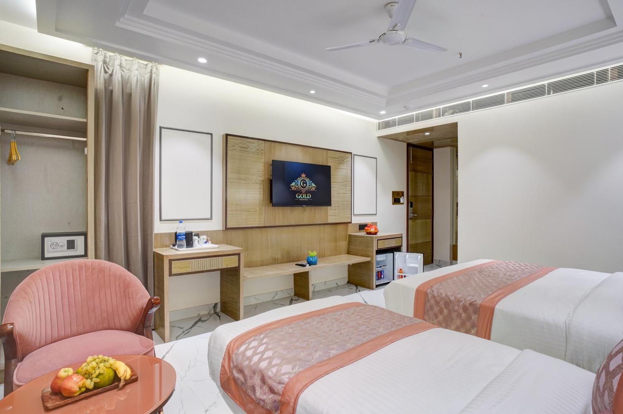 Newly Built Gold The Royal With Rooftop Restaurant - 2Mins Walk From New Delhi Rail Station & 5Mins From Connaught Place Esterno foto