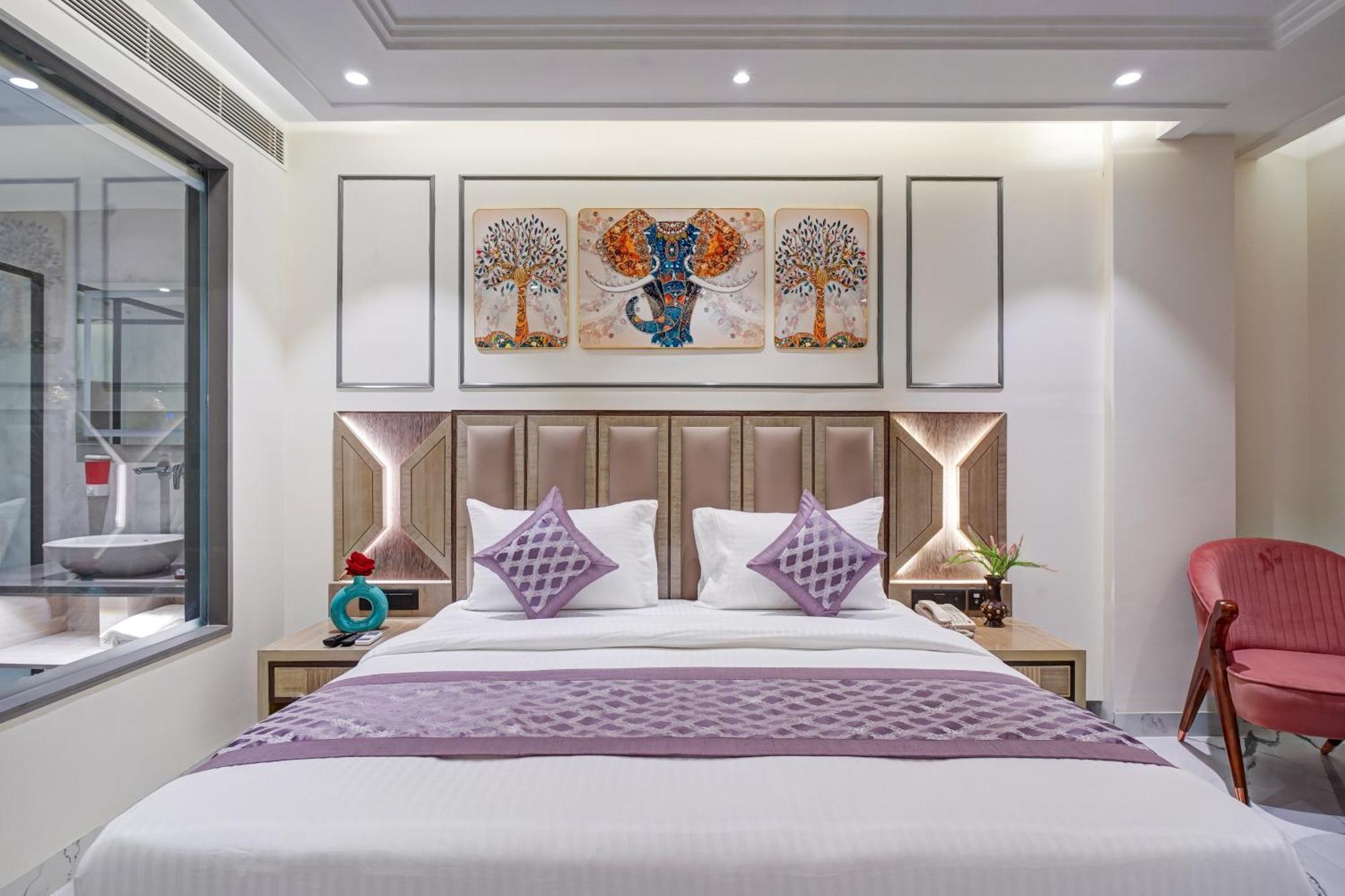 Newly Built Gold The Royal With Rooftop Restaurant - 2Mins Walk From New Delhi Rail Station & 5Mins From Connaught Place Esterno foto