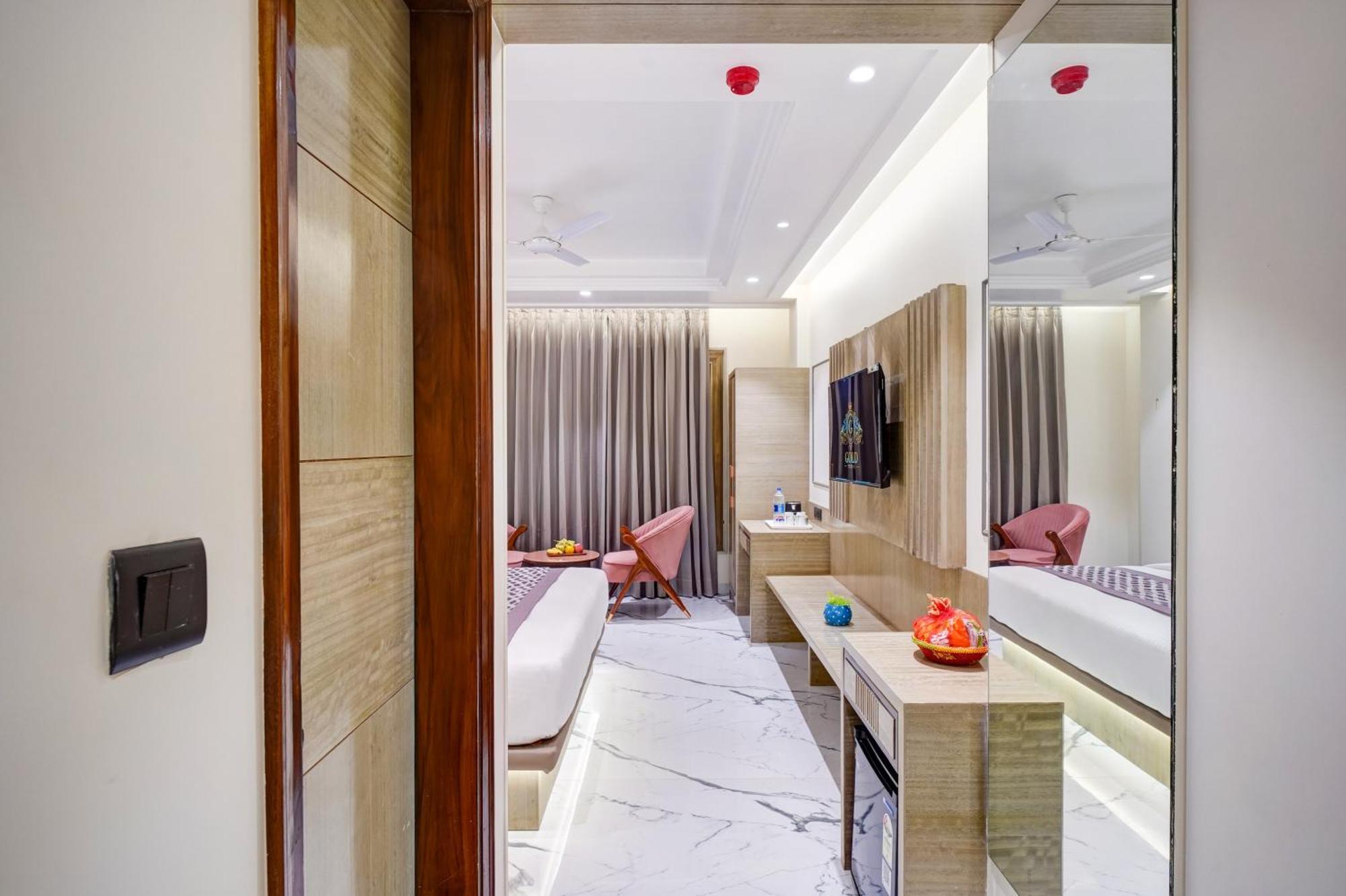 Newly Built Gold The Royal With Rooftop Restaurant - 2Mins Walk From New Delhi Rail Station & 5Mins From Connaught Place Esterno foto