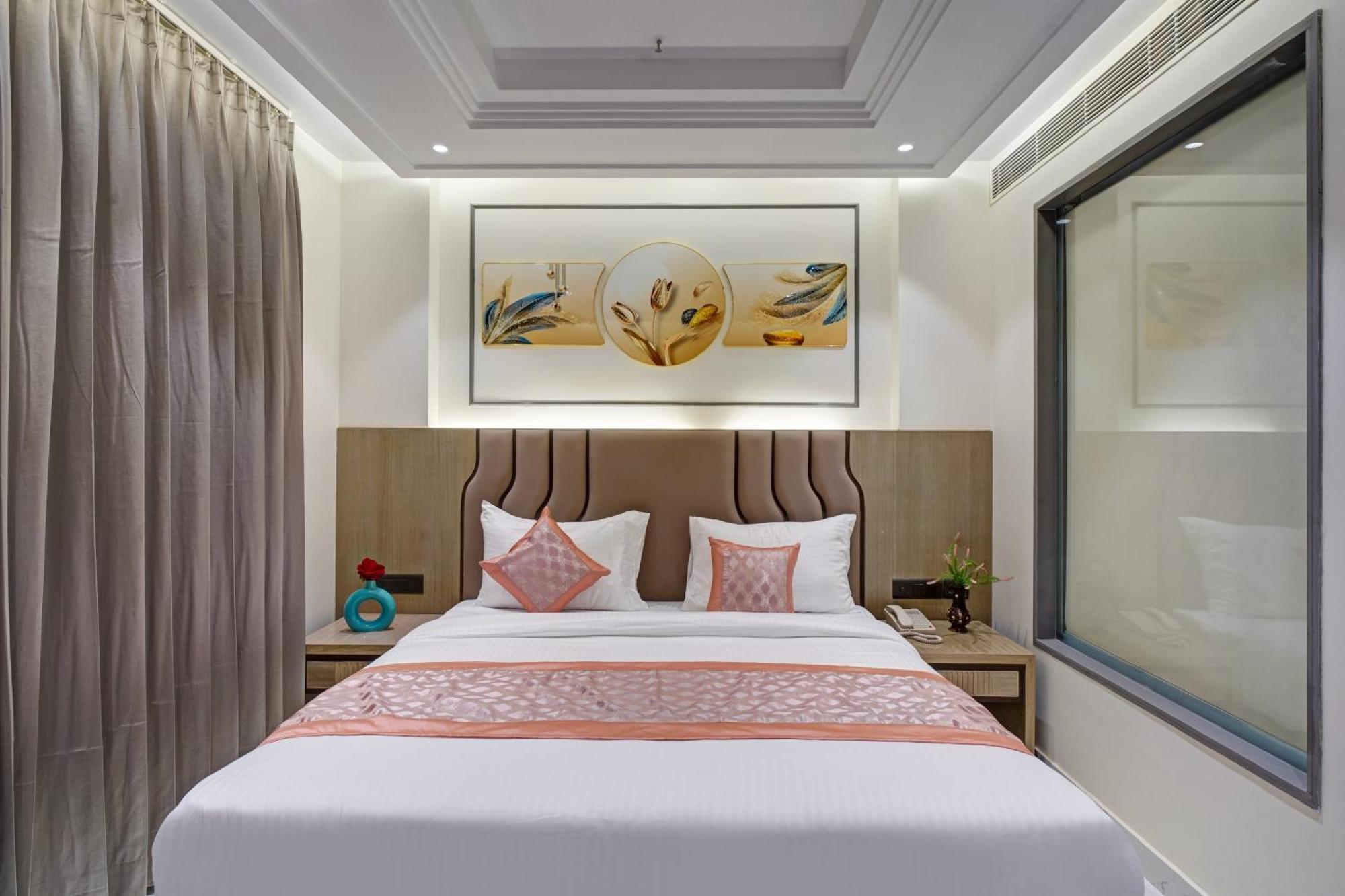 Newly Built Gold The Royal With Rooftop Restaurant - 2Mins Walk From New Delhi Rail Station & 5Mins From Connaught Place Esterno foto