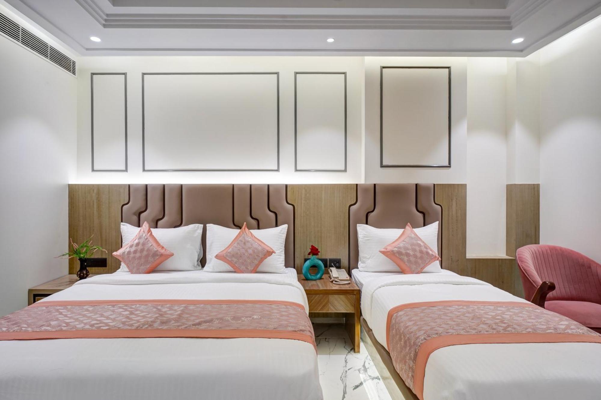 Newly Built Gold The Royal With Rooftop Restaurant - 2Mins Walk From New Delhi Rail Station & 5Mins From Connaught Place Esterno foto
