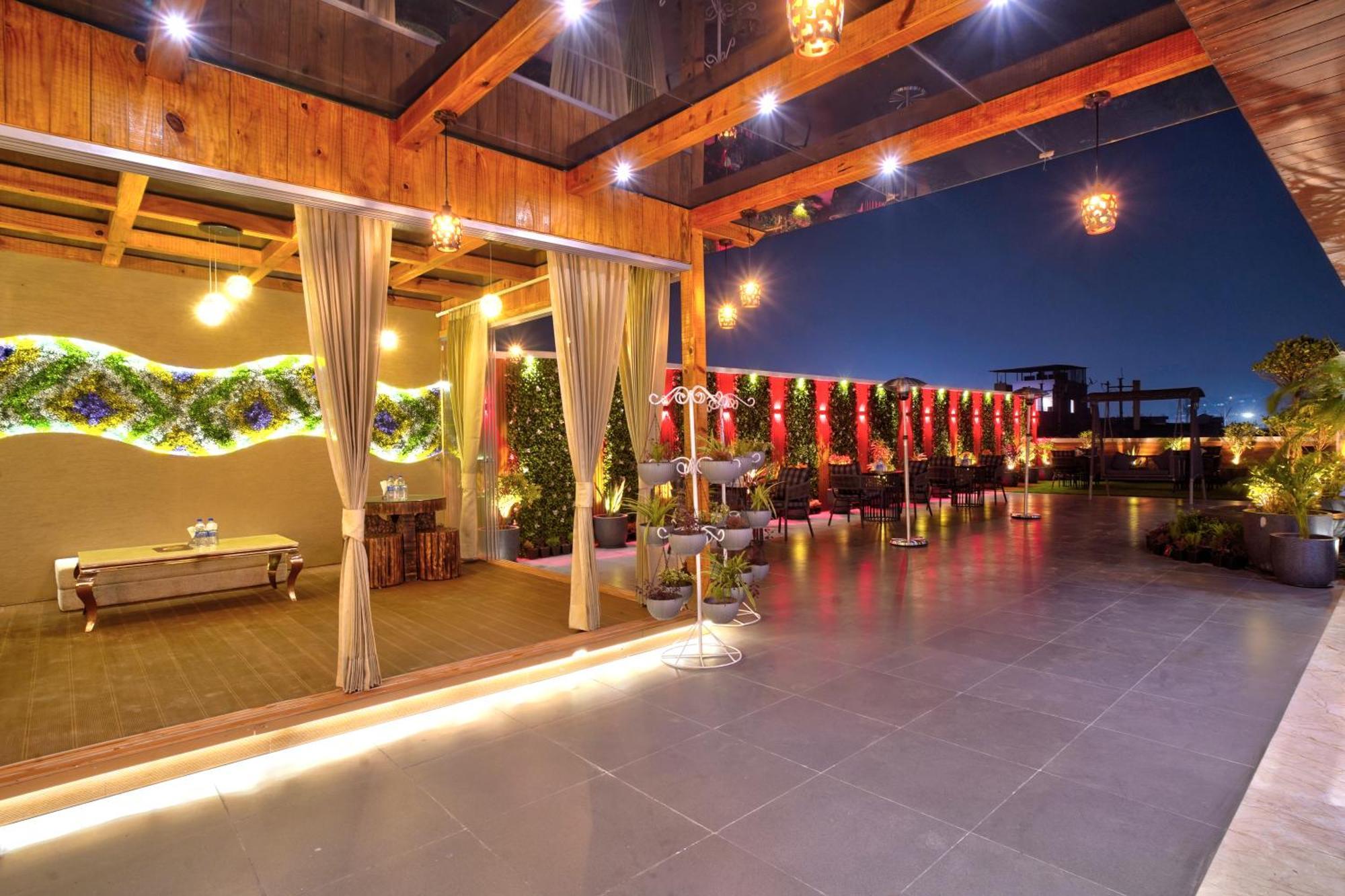 Newly Built Gold The Royal With Rooftop Restaurant - 2Mins Walk From New Delhi Rail Station & 5Mins From Connaught Place Esterno foto