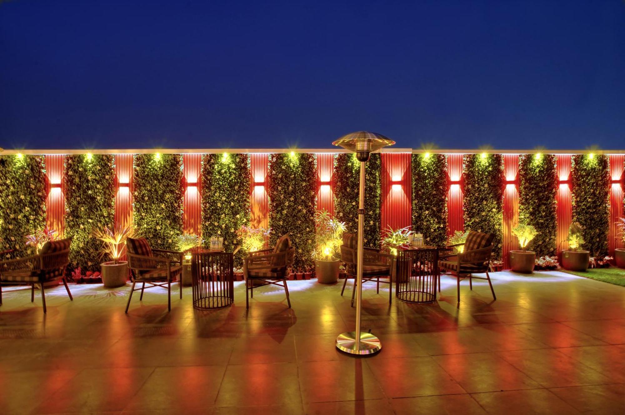 Newly Built Gold The Royal With Rooftop Restaurant - 2Mins Walk From New Delhi Rail Station & 5Mins From Connaught Place Esterno foto