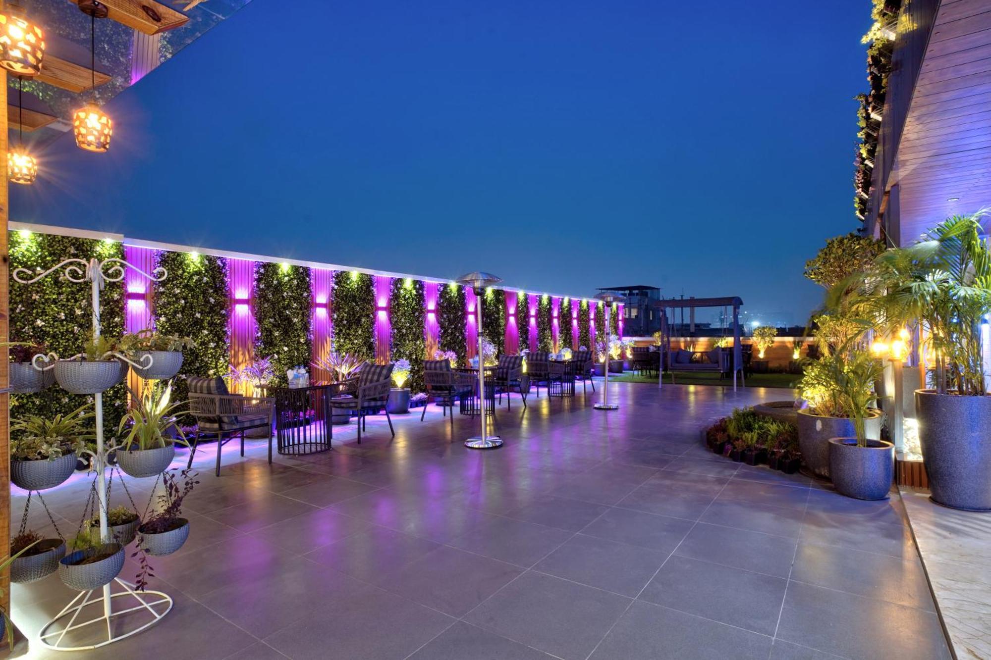 Newly Built Gold The Royal With Rooftop Restaurant - 2Mins Walk From New Delhi Rail Station & 5Mins From Connaught Place Esterno foto