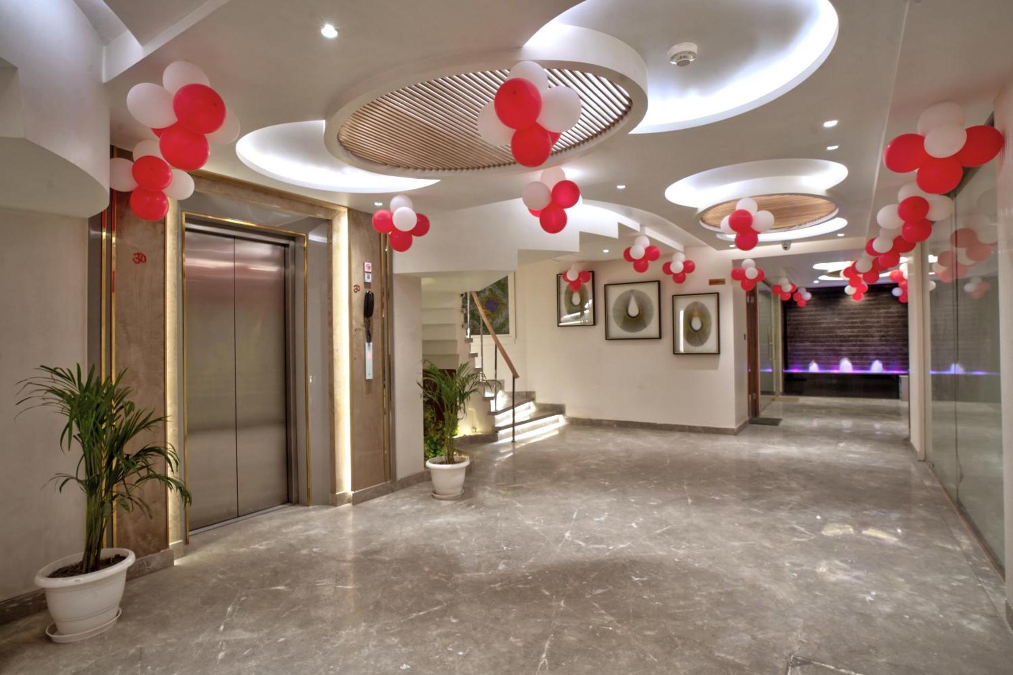 Newly Built Gold The Royal With Rooftop Restaurant - 2Mins Walk From New Delhi Rail Station & 5Mins From Connaught Place Esterno foto