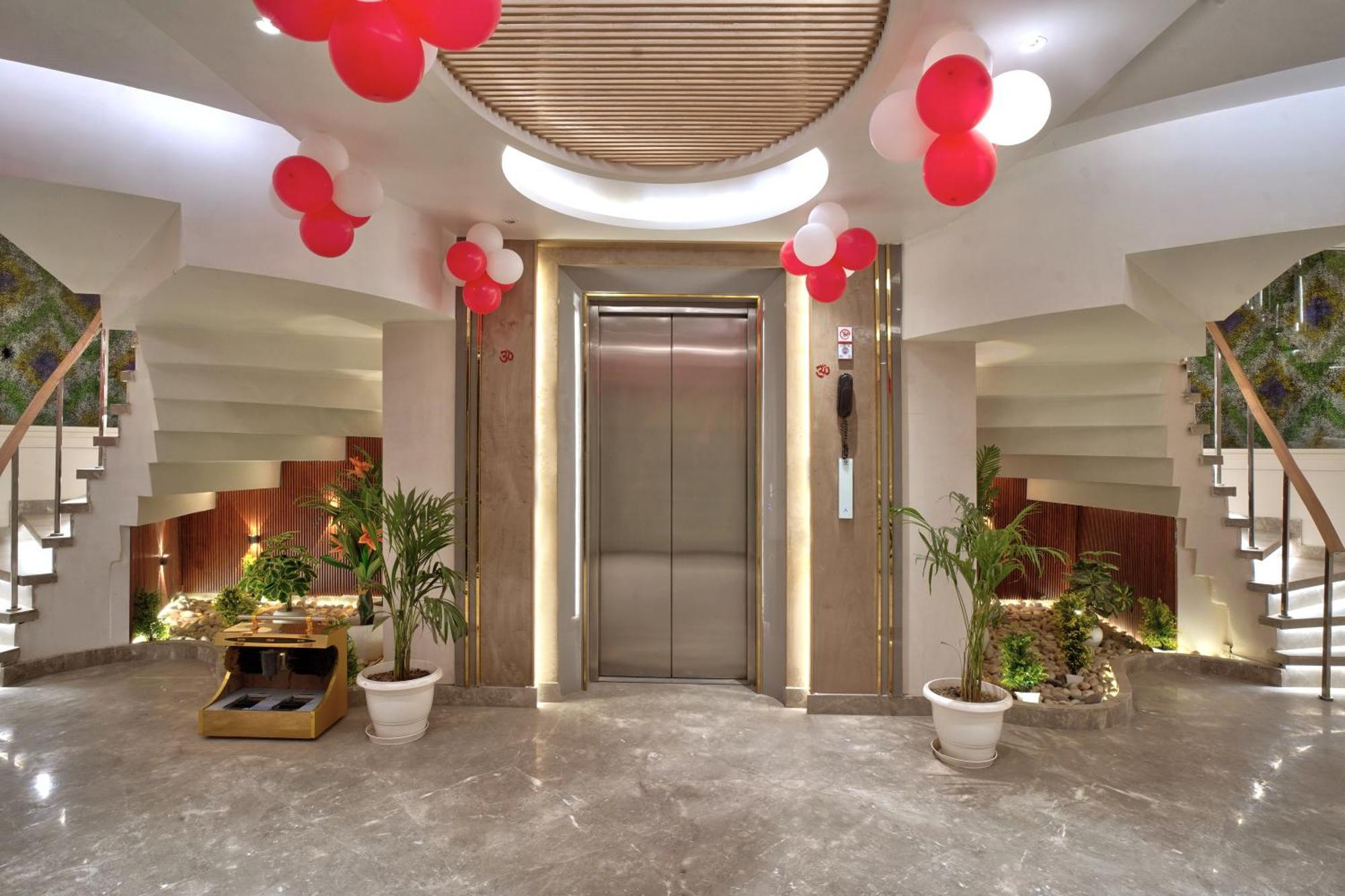 Newly Built Gold The Royal With Rooftop Restaurant - 2Mins Walk From New Delhi Rail Station & 5Mins From Connaught Place Esterno foto