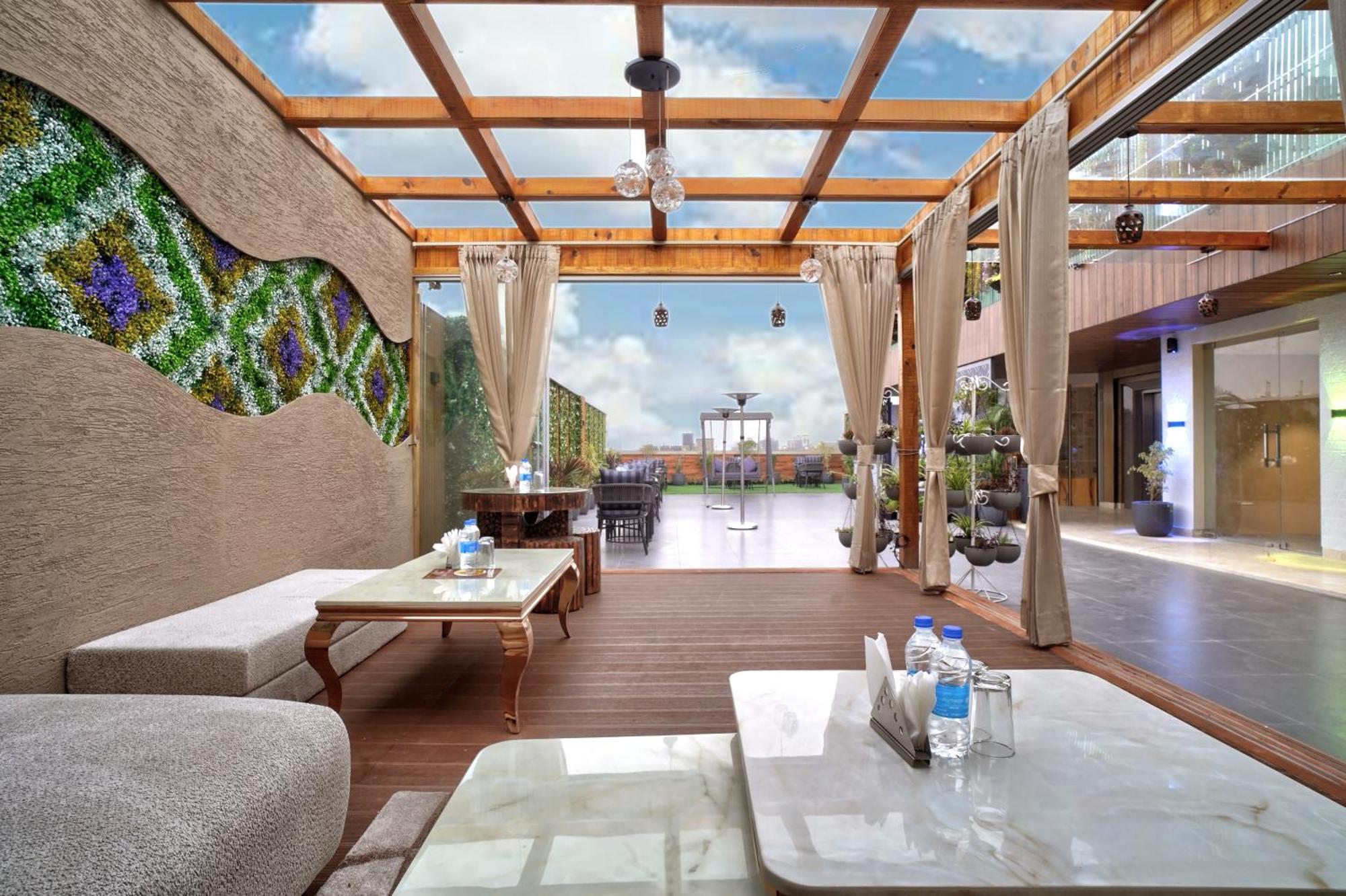 Newly Built Gold The Royal With Rooftop Restaurant - 2Mins Walk From New Delhi Rail Station & 5Mins From Connaught Place Esterno foto